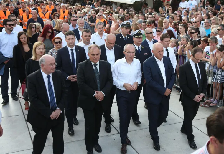 U Splitu je danas sve bilo u znaku Olivera Dragojevića kojega je njegov grad već od jutro&scaron;nje komemoracije na dostojan način otpratio na posljednje morsko putovanje ka njegovoj Vela Luci na Korčuli gdje će u srijedu na groblju sv. Roka u 18 sati biti pokopan po mjesnim običajima.