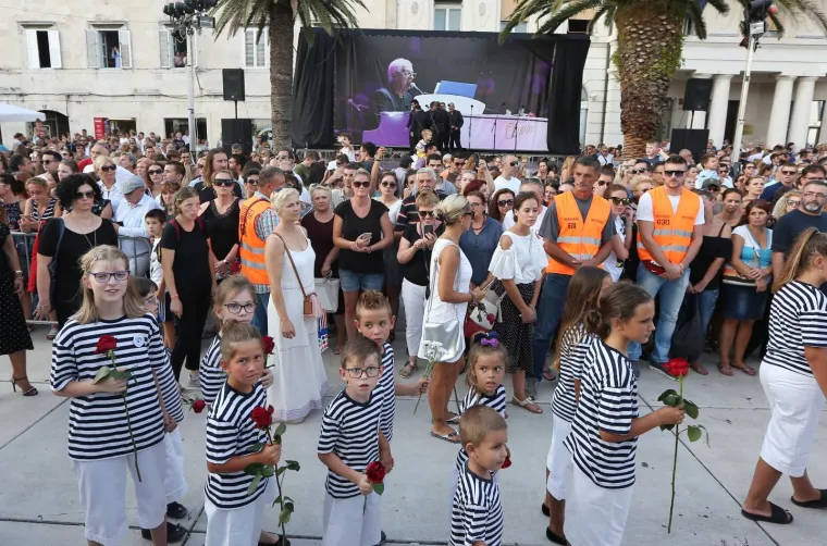 U Splitu je danas sve bilo u znaku Olivera Dragojevića kojega je njegov grad već od jutro&scaron;nje komemoracije na dostojan način otpratio na posljednje morsko putovanje ka njegovoj Vela Luci na Korčuli gdje će u srijedu na groblju sv. Roka u 18 sati biti pokopan po mjesnim običajima.