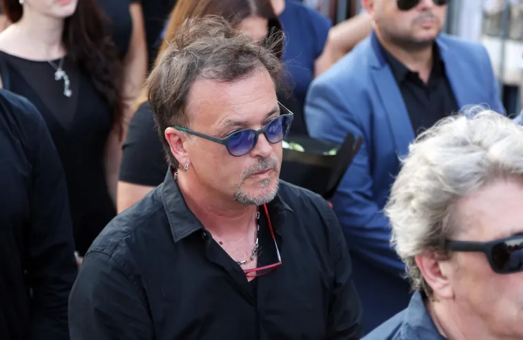 U Splitu je danas sve bilo u znaku Olivera Dragojevića kojega je njegov grad već od jutro&scaron;nje komemoracije na dostojan način otpratio na posljednje morsko putovanje ka njegovoj Vela Luci na Korčuli gdje će u srijedu na groblju sv. Roka u 18 sati biti pokopan po mjesnim običajima.