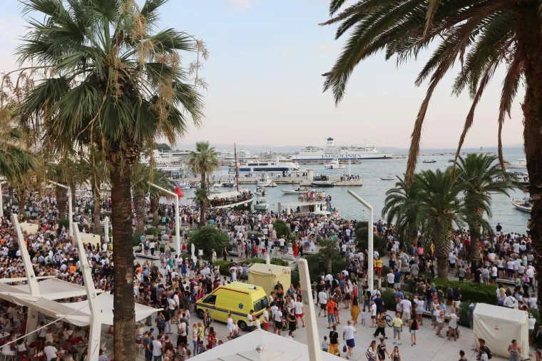 U Splitu je danas sve bilo u znaku Olivera Dragojevića kojega je njegov grad već od jutro&scaron;nje komemoracije na dostojan način otpratio na posljednje morsko putovanje ka njegovoj Vela Luci na Korčuli gdje će u srijedu na groblju sv. Roka u 18 sati biti pokopan po mjesnim običajima.