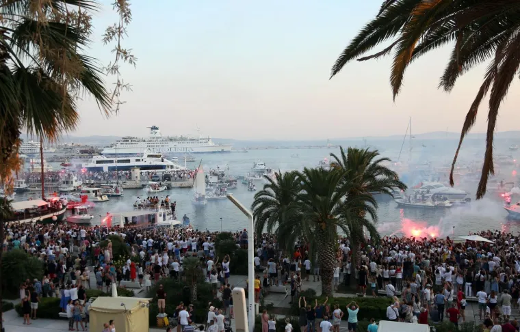 U Splitu je danas sve bilo u znaku Olivera Dragojevića kojega je njegov grad već od jutro&scaron;nje komemoracije na dostojan način otpratio na posljednje morsko putovanje ka njegovoj Vela Luci na Korčuli gdje će u srijedu na groblju sv. Roka u 18 sati biti pokopan po mjesnim običajima.