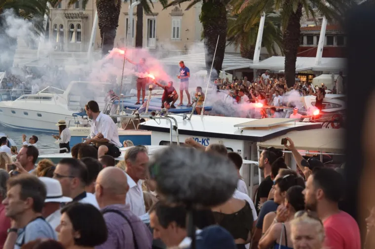 U Splitu je danas sve bilo u znaku Olivera Dragojevića kojega je njegov grad već od jutro&scaron;nje komemoracije na dostojan način otpratio na posljednje morsko putovanje ka njegovoj Vela Luci na Korčuli gdje će u srijedu na groblju sv. Roka u 18 sati biti pokopan po mjesnim običajima.