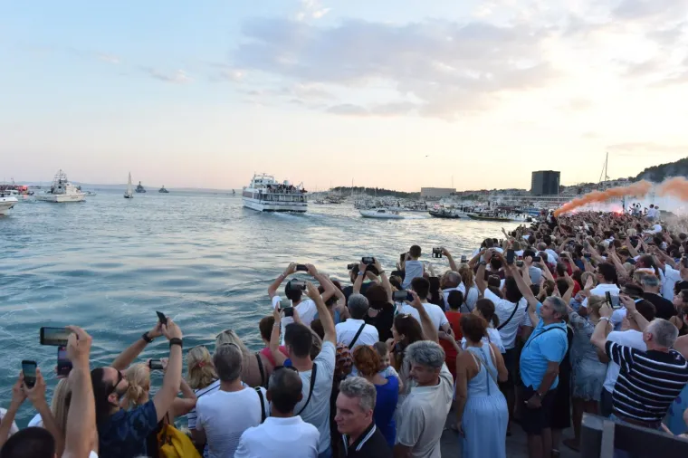 U Splitu je danas sve bilo u znaku Olivera Dragojevića kojega je njegov grad već od jutro&scaron;nje komemoracije na dostojan način otpratio na posljednje morsko putovanje ka njegovoj Vela Luci na Korčuli gdje će u srijedu na groblju sv. Roka u 18 sati biti pokopan po mjesnim običajima.
