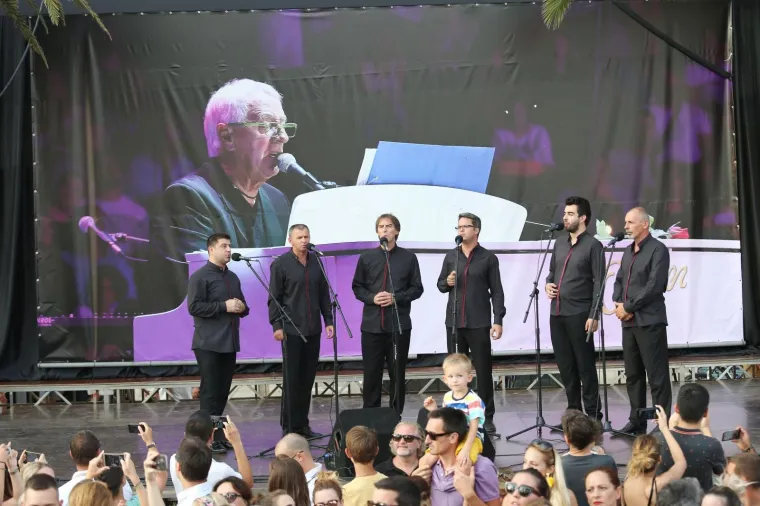 U Splitu je danas sve bilo u znaku Olivera Dragojevića kojega je njegov grad već od jutro&scaron;nje komemoracije na dostojan način otpratio na posljednje morsko putovanje ka njegovoj Vela Luci na Korčuli gdje će u srijedu na groblju sv. Roka u 18 sati biti pokopan po mjesnim običajima.