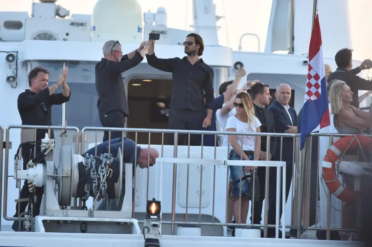 U Splitu je danas sve bilo u znaku Olivera Dragojevića kojega je njegov grad već od jutro&scaron;nje komemoracije na dostojan način otpratio na posljednje morsko putovanje ka njegovoj Vela Luci na Korčuli gdje će u srijedu na groblju sv. Roka u 18 sati biti pokopan po mjesnim običajima.