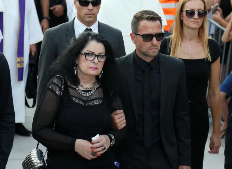 U Splitu je danas sve bilo u znaku Olivera Dragojevića kojega je njegov grad već od jutro&scaron;nje komemoracije na dostojan način otpratio na posljednje morsko putovanje ka njegovoj Vela Luci na Korčuli gdje će u srijedu na groblju sv. Roka u 18 sati biti pokopan po mjesnim običajima.