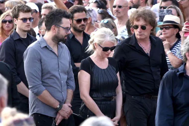 U Splitu je danas sve bilo u znaku Olivera Dragojevića kojega je njegov grad već od jutro&scaron;nje komemoracije na dostojan način otpratio na posljednje morsko putovanje ka njegovoj Vela Luci na Korčuli gdje će u srijedu na groblju sv. Roka u 18 sati biti pokopan po mjesnim običajima.