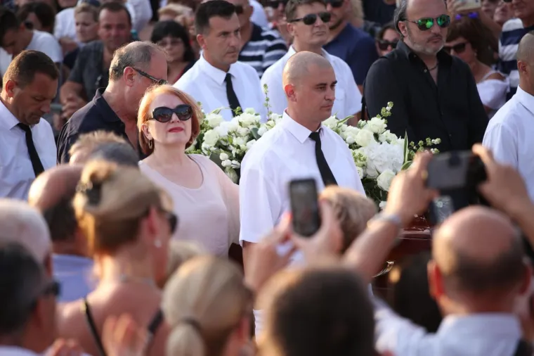 U Splitu je danas sve bilo u znaku Olivera Dragojevića kojega je njegov grad već od jutro&scaron;nje komemoracije na dostojan način otpratio na posljednje morsko putovanje ka njegovoj Vela Luci na Korčuli gdje će u srijedu na groblju sv. Roka u 18 sati biti pokopan po mjesnim običajima.