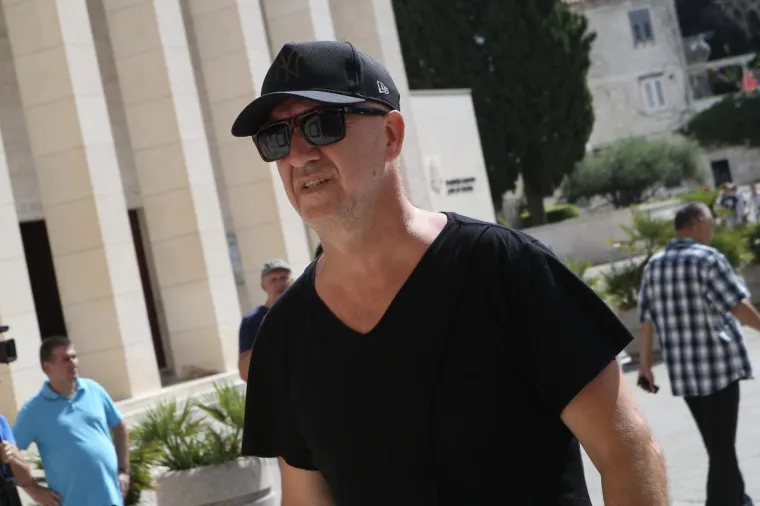 U splitskom HNK frcale su emocije tijekom komemoracije preminulom pjevaču Oliveru Dragojeviću. Na komemoraciji su prisustvovali mnogi pjevači i pjevačice, brojni Oliverovi prijatelji sa scene te čitav državni i lokalni vrh.