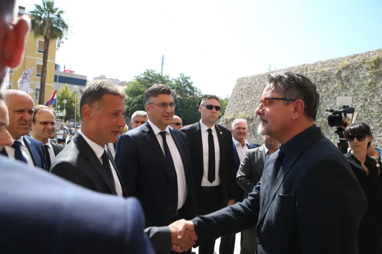 U splitskom HNK frcale su emocije tijekom komemoracije preminulom pjevaču Oliveru Dragojeviću. Na komemoraciji su prisustvovali mnogi pjevači i pjevačice, brojni Oliverovi prijatelji sa scene te čitav državni i lokalni vrh.