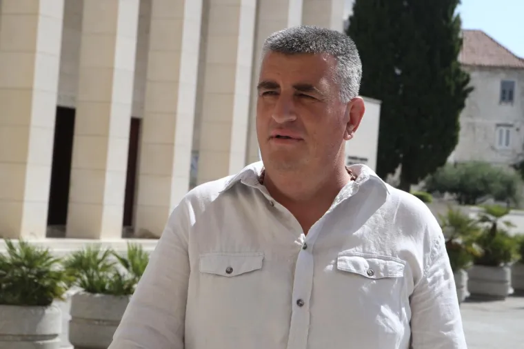 U splitskom HNK frcale su emocije tijekom komemoracije preminulom pjevaču Oliveru Dragojeviću. Na komemoraciji su prisustvovali mnogi pjevači i pjevačice, brojni Oliverovi prijatelji sa scene te čitav državni i lokalni vrh.