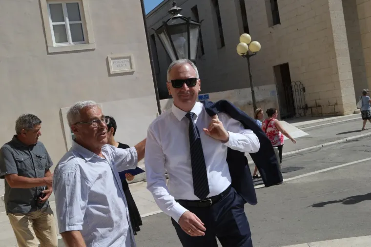 U splitskom HNK frcale su emocije tijekom komemoracije preminulom pjevaču Oliveru Dragojeviću. Na komemoraciji su prisustvovali mnogi pjevači i pjevačice, brojni Oliverovi prijatelji sa scene te čitav državni i lokalni vrh.