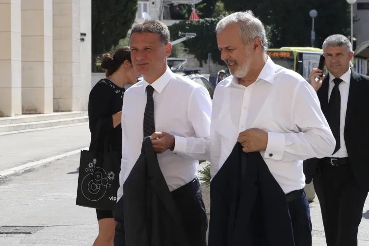 U splitskom HNK frcale su emocije tijekom komemoracije preminulom pjevaču Oliveru Dragojeviću. Na komemoraciji su prisustvovali mnogi pjevači i pjevačice, brojni Oliverovi prijatelji sa scene te čitav državni i lokalni vrh.