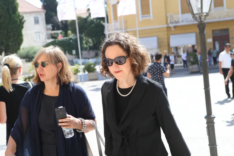 U splitskom HNK frcale su emocije tijekom komemoracije preminulom pjevaču Oliveru Dragojeviću. Na komemoraciji su prisustvovali mnogi pjevači i pjevačice, brojni Oliverovi prijatelji sa scene te čitav državni i lokalni vrh.