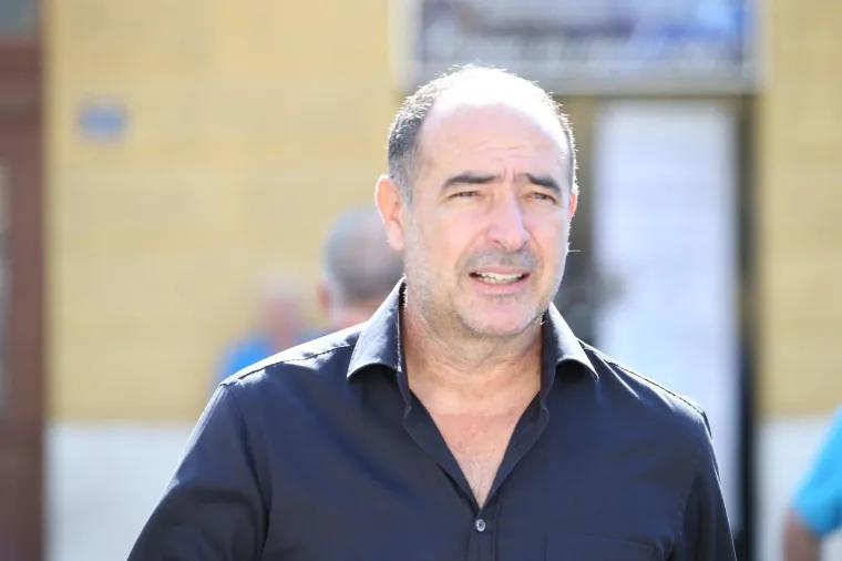 U splitskom HNK frcale su emocije tijekom komemoracije preminulom pjevaču Oliveru Dragojeviću. Na komemoraciji su prisustvovali mnogi pjevači i pjevačice, brojni Oliverovi prijatelji sa scene te čitav državni i lokalni vrh.