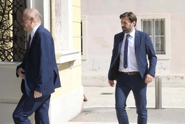 U splitskom HNK frcale su emocije tijekom komemoracije preminulom pjevaču Oliveru Dragojeviću. Na komemoraciji su prisustvovali mnogi pjevači i pjevačice, brojni Oliverovi prijatelji sa scene te čitav državni i lokalni vrh.