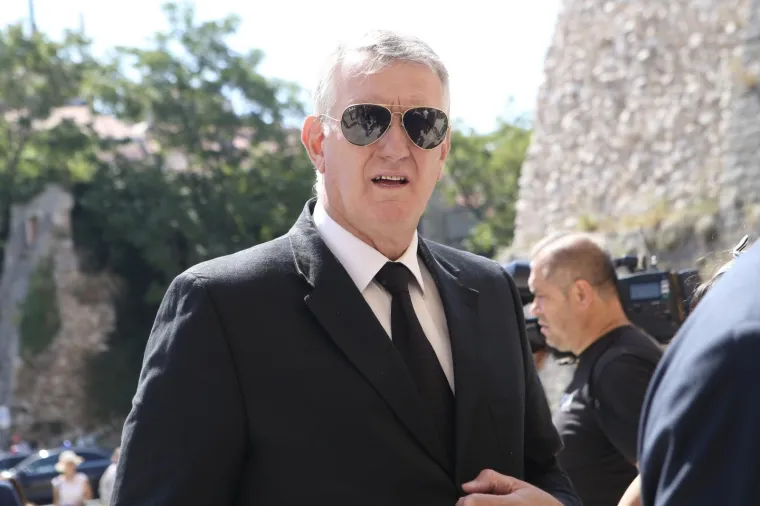 U splitskom HNK frcale su emocije tijekom komemoracije preminulom pjevaču Oliveru Dragojeviću. Na komemoraciji su prisustvovali mnogi pjevači i pjevačice, brojni Oliverovi prijatelji sa scene te čitav državni i lokalni vrh.
