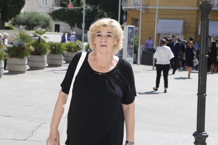 U splitskom HNK frcale su emocije tijekom komemoracije preminulom pjevaču Oliveru Dragojeviću. Na komemoraciji su prisustvovali mnogi pjevači i pjevačice, brojni Oliverovi prijatelji sa scene te čitav državni i lokalni vrh.