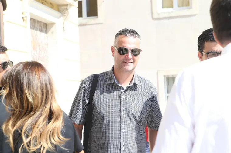 U splitskom HNK frcale su emocije tijekom komemoracije preminulom pjevaču Oliveru Dragojeviću. Na komemoraciji su prisustvovali mnogi pjevači i pjevačice, brojni Oliverovi prijatelji sa scene te čitav državni i lokalni vrh.