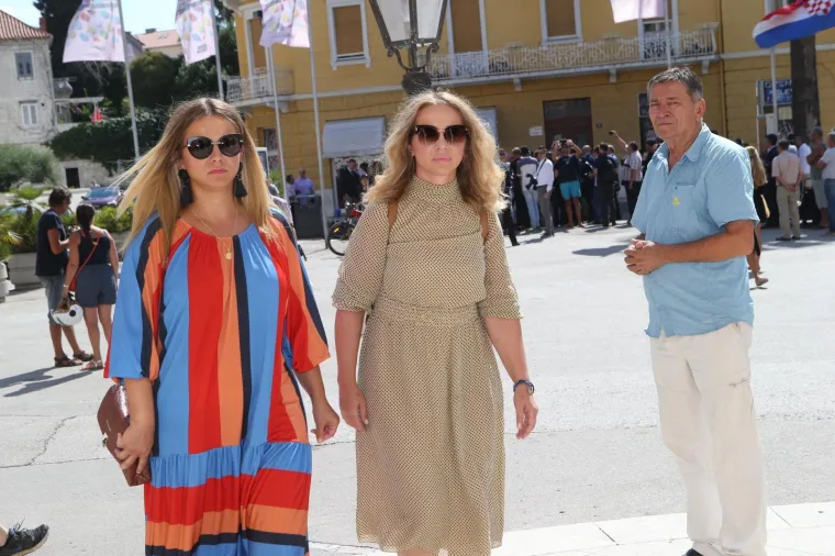 U splitskom HNK frcale su emocije tijekom komemoracije preminulom pjevaču Oliveru Dragojeviću. Na komemoraciji su prisustvovali mnogi pjevači i pjevačice, brojni Oliverovi prijatelji sa scene te čitav državni i lokalni vrh.