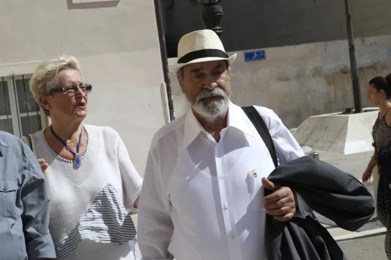 U splitskom HNK frcale su emocije tijekom komemoracije preminulom pjevaču Oliveru Dragojeviću. Na komemoraciji su prisustvovali mnogi pjevači i pjevačice, brojni Oliverovi prijatelji sa scene te čitav državni i lokalni vrh.