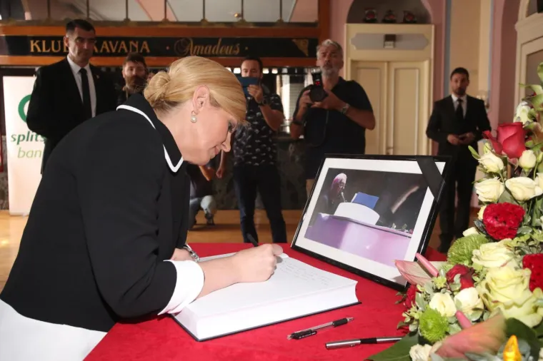 U splitskom HNK frcale su emocije tijekom komemoracije preminulom pjevaču Oliveru Dragojeviću. Na komemoraciji su prisustvovali mnogi pjevači i pjevačice, brojni Oliverovi prijatelji sa scene te čitav državni i lokalni vrh.