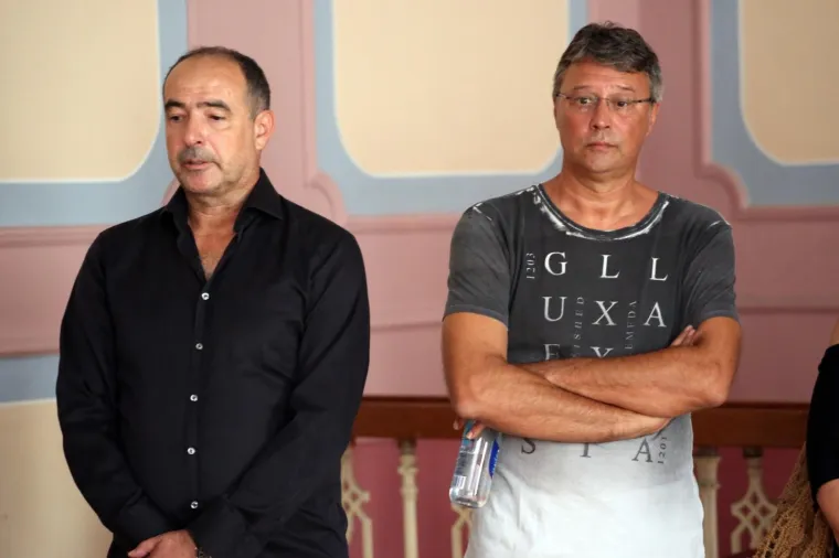U splitskom HNK frcale su emocije tijekom komemoracije preminulom pjevaču Oliveru Dragojeviću. Na komemoraciji su prisustvovali mnogi pjevači i pjevačice, brojni Oliverovi prijatelji sa scene te čitav državni i lokalni vrh.
