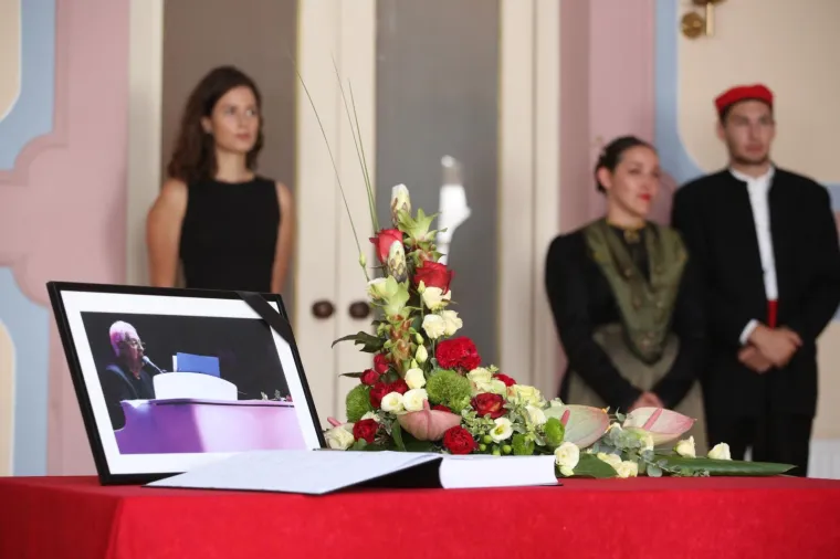 U splitskom HNK frcale su emocije tijekom komemoracije preminulom pjevaču Oliveru Dragojeviću. Na komemoraciji su prisustvovali mnogi pjevači i pjevačice, brojni Oliverovi prijatelji sa scene te čitav državni i lokalni vrh.
