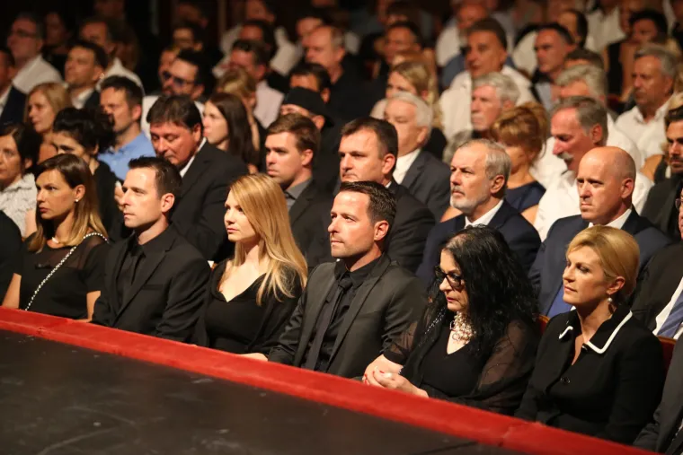 Dirljivi prizori iz Splita: Pogledajte tko se sve upisao u 'Oliverovu knjigu žalosti'