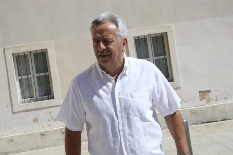 U splitskom HNK frcale su emocije tijekom komemoracije preminulom pjevaču Oliveru Dragojeviću. Na komemoraciji su prisustvovali mnogi pjevači i pjevačice, brojni Oliverovi prijatelji sa scene te čitav državni i lokalni vrh.