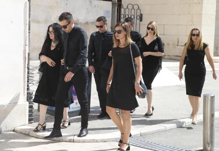 U splitskom HNK frcale su emocije tijekom komemoracije preminulom pjevaču Oliveru Dragojeviću. Na komemoraciji su prisustvovali mnogi pjevači i pjevačice, brojni Oliverovi prijatelji sa scene te čitav državni i lokalni vrh.