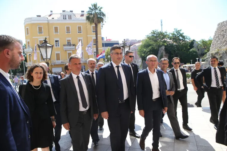 U splitskom HNK frcale su emocije tijekom komemoracije preminulom pjevaču Oliveru Dragojeviću. Na komemoraciji su prisustvovali mnogi pjevači i pjevačice, brojni Oliverovi prijatelji sa scene te čitav državni i lokalni vrh.