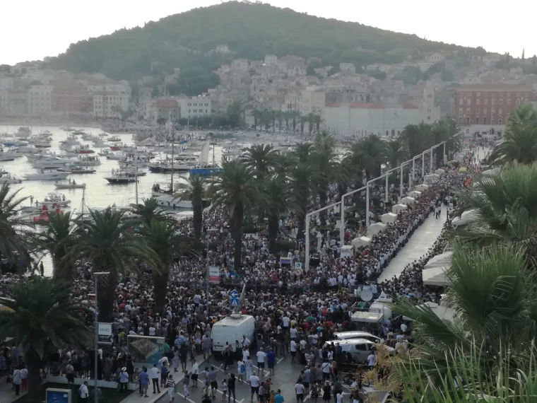 Svjetlost u sumrak: Pogledajte dirljive prizore s ispraćaja hrvatskog Barda