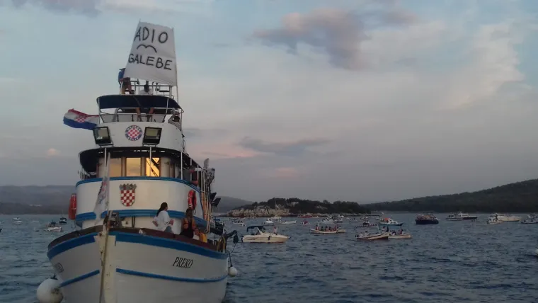 Svjetlost u sumrak: Pogledajte dirljive prizore s ispraćaja hrvatskog Barda