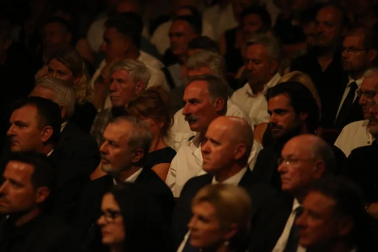 U organizaciji Hrvatske glazbene unije u suradnji s Vladom Republike Hrvatske, nadležnim Ministarstvom kulture, Splitsko-dalmatinskom županijom, Gradom Splitom i ostalim institucijama u Hrvatskom narodnom kazali&scaron;tu održana je komemoracija za Olivera Dragojevića, uz nazočnost obitelji, prijatelja i suradnika te državnih, županijskih i gradskih dužnosnika.