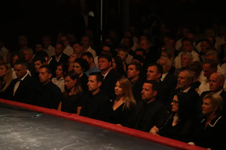 U organizaciji Hrvatske glazbene unije u suradnji s Vladom Republike Hrvatske, nadležnim Ministarstvom kulture, Splitsko-dalmatinskom županijom, Gradom Splitom i ostalim institucijama u Hrvatskom narodnom kazali&scaron;tu održana je komemoracija za Olivera Dragojevića, uz nazočnost obitelji, prijatelja i suradnika te državnih, županijskih i gradskih dužnosnika.