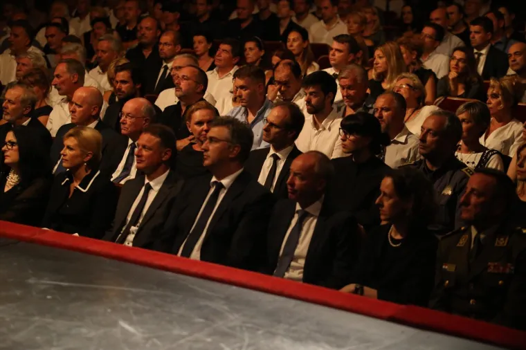 U organizaciji Hrvatske glazbene unije u suradnji s Vladom Republike Hrvatske, nadležnim Ministarstvom kulture, Splitsko-dalmatinskom županijom, Gradom Splitom i ostalim institucijama u Hrvatskom narodnom kazali&scaron;tu održana je komemoracija za Olivera Dragojevića, uz nazočnost obitelji, prijatelja i suradnika te državnih, županijskih i gradskih dužnosnika.