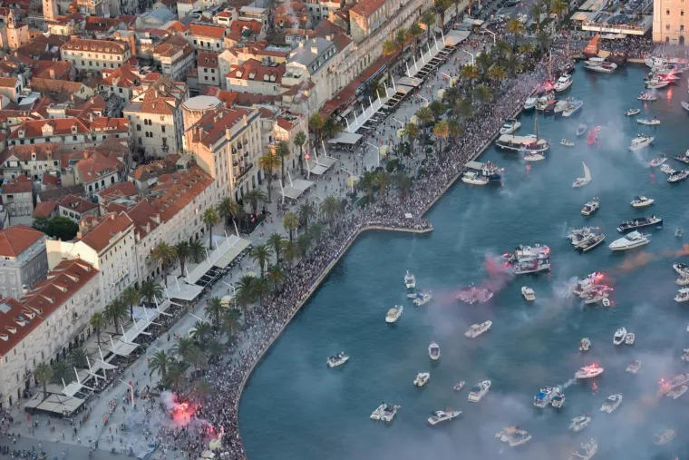 "Cijeli Split" spustio se na rivu kako bi posljednji put ispratio legendarnog umjetnika Olivera Dragojevića prema Veloj Luci.    
Pokraj lijesa s bijelim ružama bila je Oliverova supruga Vesna i sinovi, a izmjenjivali su se njegovi najbliži prijatelji i suradnici, među kojima su bili: Tonči Huljić, Petar Gra&scaron;o, Goran Karan, Doris Dragović, Stjepan Hauser, Zlatan Stipi&scaron;ić Gibonni, Jo&scaron;ko Banov, Tony Cetinski, grupa "Dupini"...