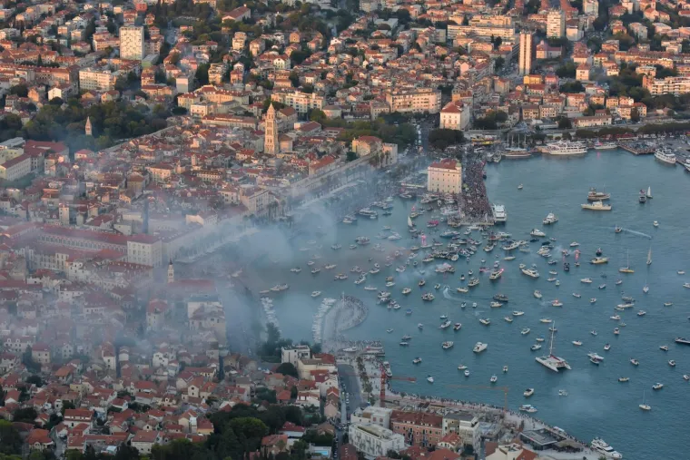 "Cijeli Split" spustio se na rivu kako bi posljednji put ispratio legendarnog umjetnika Olivera Dragojevića prema Veloj Luci.    
Pokraj lijesa s bijelim ružama bila je Oliverova supruga Vesna i sinovi, a izmjenjivali su se njegovi najbliži prijatelji i suradnici, među kojima su bili: Tonči Huljić, Petar Gra&scaron;o, Goran Karan, Doris Dragović, Stjepan Hauser, Zlatan Stipi&scaron;ić Gibonni, Jo&scaron;ko Banov, Tony Cetinski, grupa "Dupini"...