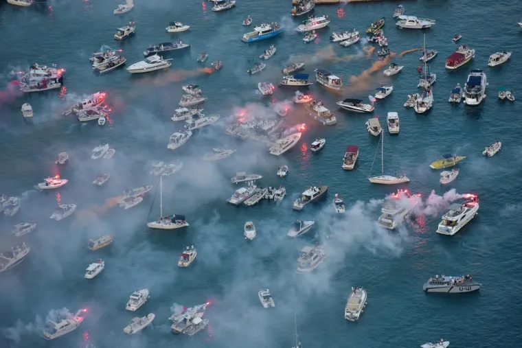 "Cijeli Split" spustio se na rivu kako bi posljednji put ispratio legendarnog umjetnika Olivera Dragojevića prema Veloj Luci.    
Pokraj lijesa s bijelim ružama bila je Oliverova supruga Vesna i sinovi, a izmjenjivali su se njegovi najbliži prijatelji i suradnici, među kojima su bili: Tonči Huljić, Petar Gra&scaron;o, Goran Karan, Doris Dragović, Stjepan Hauser, Zlatan Stipi&scaron;ić Gibonni, Jo&scaron;ko Banov, Tony Cetinski, grupa "Dupini"...