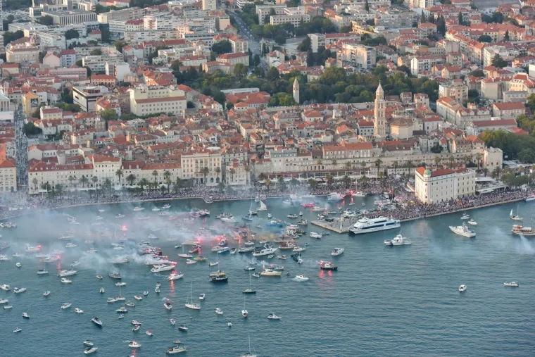 "Cijeli Split" spustio se na rivu kako bi posljednji put ispratio legendarnog umjetnika Olivera Dragojevića prema Veloj Luci.    
Pokraj lijesa s bijelim ružama bila je Oliverova supruga Vesna i sinovi, a izmjenjivali su se njegovi najbliži prijatelji i suradnici, među kojima su bili: Tonči Huljić, Petar Gra&scaron;o, Goran Karan, Doris Dragović, Stjepan Hauser, Zlatan Stipi&scaron;ić Gibonni, Jo&scaron;ko Banov, Tony Cetinski, grupa "Dupini"...