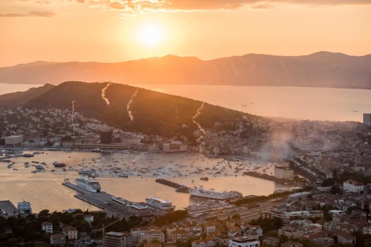 "Cijeli Split" spustio se na rivu kako bi posljednji put ispratio legendarnog umjetnika Olivera Dragojevića prema Veloj Luci.    
Pokraj lijesa s bijelim ružama bila je Oliverova supruga Vesna i sinovi, a izmjenjivali su se njegovi najbliži prijatelji i suradnici, među kojima su bili: Tonči Huljić, Petar Gra&scaron;o, Goran Karan, Doris Dragović, Stjepan Hauser, Zlatan Stipi&scaron;ić Gibonni, Jo&scaron;ko Banov, Tony Cetinski, grupa "Dupini"...