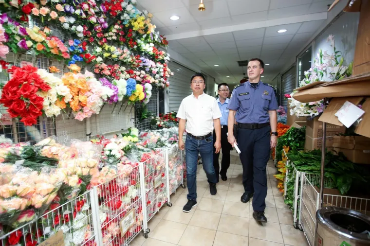 Kineski policajci posjetili Kineski trgovački centar 'Kineski Zid'