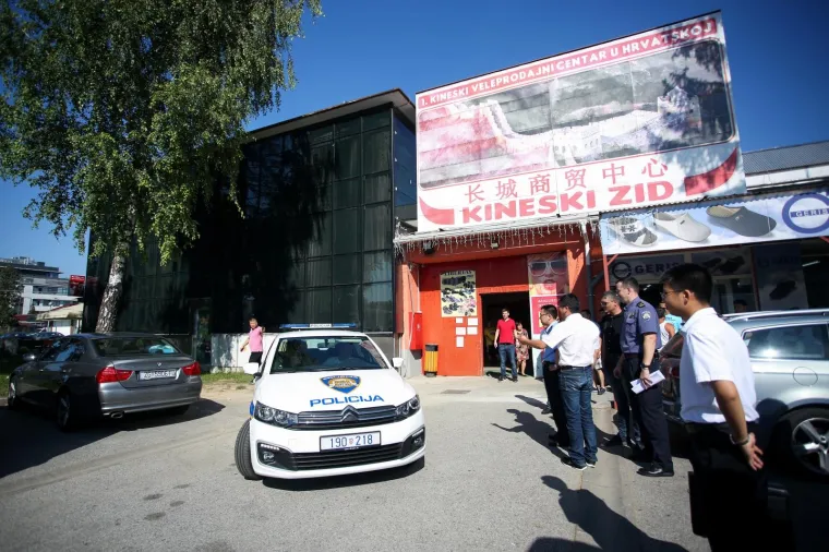 Kineski policajci posjetili Kineski trgovački centar 'Kineski Zid'