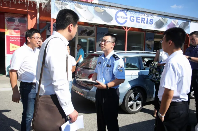 Kineski policajci posjetili Kineski trgovački centar 'Kineski Zid'