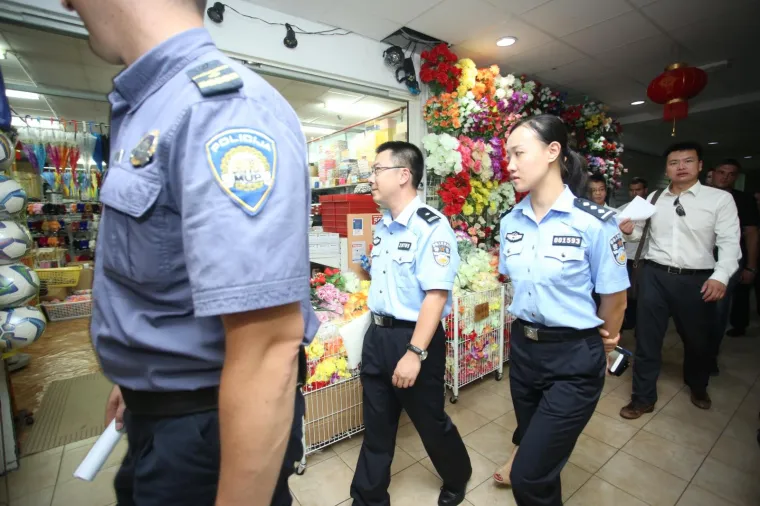 Kineski policajci posjetili Kineski trgovački centar 'Kineski Zid'