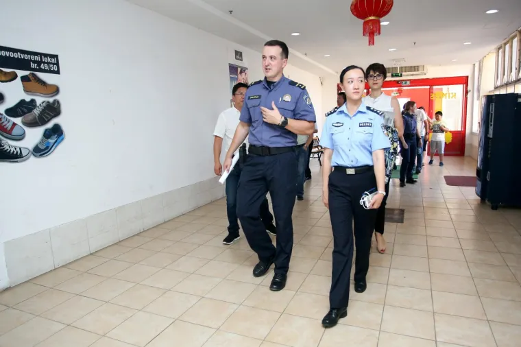 Kineski policajci posjetili Kineski trgovački centar 'Kineski Zid'