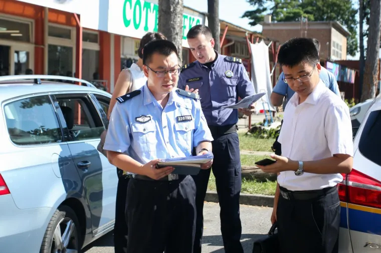 Kineski policajci posjetili Kineski trgovački centar 'Kineski Zid'