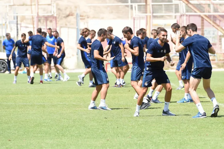 Kako bi se što bolje priviknuli na pustinjske uvjete u Beer Sheva, nogometaši Dinama i na dan utakmice s Hapoelom su odradili lakši trening. Hrvatski prvaci u prvom su dvoboju slavili s uvjerljivih 5-0 pa bi uzvrat trebao biti formalnost. Ipak, da nema nikakvog opuštanja u momčadi poručuje trener Nenad Bjelica. "Napravili smo odličan posao u Zagrebu, ali znamo da je Hapoel iznimno kvalitetna ekipa. Ekipa su koja je posebno dobra u napadu. Ispred nas je teška uzvratna utakmica, 90 minuta borbe i trebamo dati maksimum. Prva utakmica je bila gotovo savršena i trebamo ponoviti isto to ovdje na Turner stadionu", rekao je Bjelica.