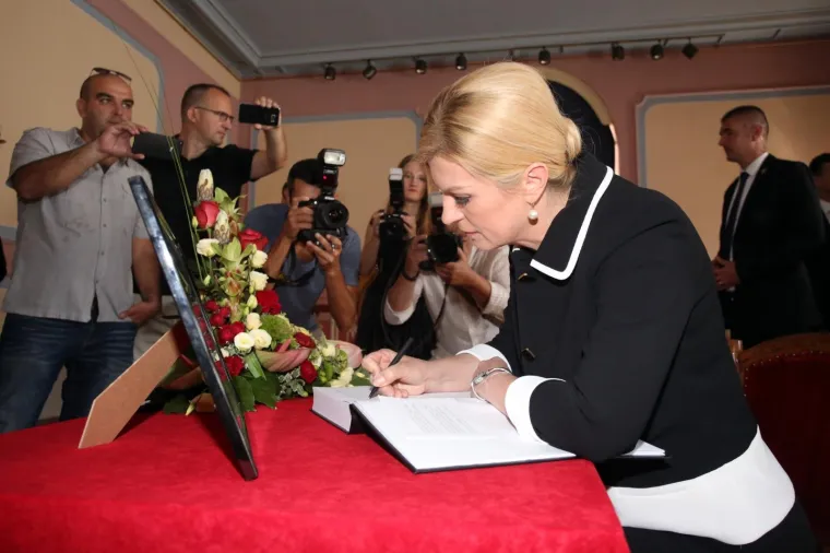 EVO TKO SE SVE UPISAO U KNJIGU ŽALOSTI ZA OLIVERA: Predsjednica, Plenković, Krstičević, Severina...